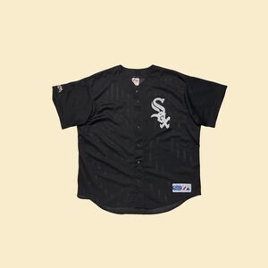 Vintage 80s/90s Chicago White Sox jersey, size XL Majestic black/white top